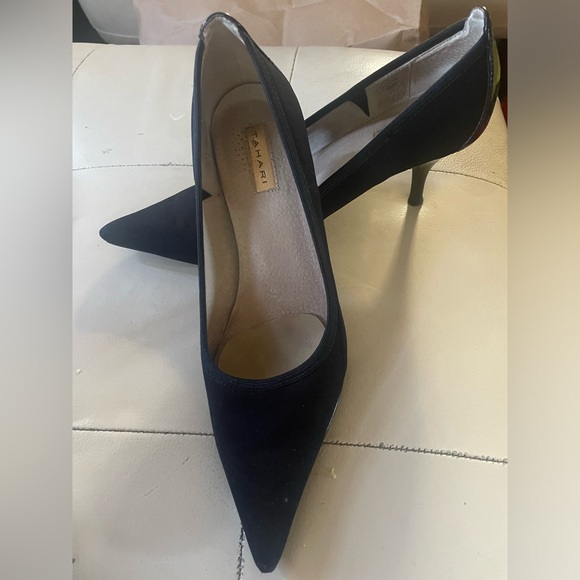 Tahari black pumps in 6 1/2 - Picture 1 of 3